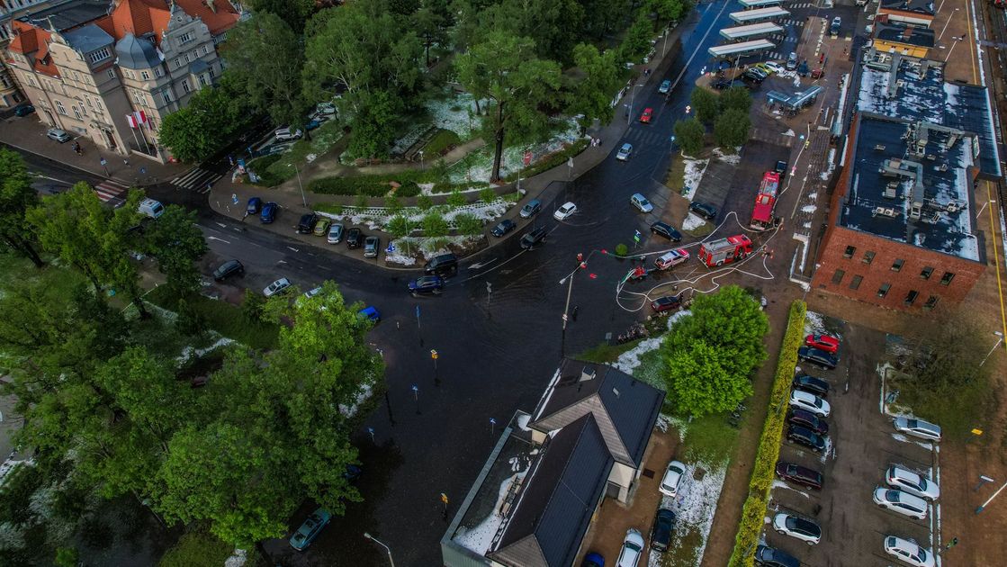 Inundación en el parqueadero del Malecón 2000 por lluvias y marea alta