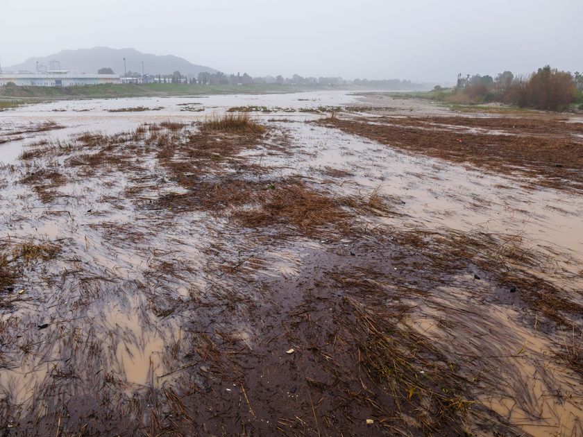 Inundaciones y desborde de quebrada afectan al sur de Quito