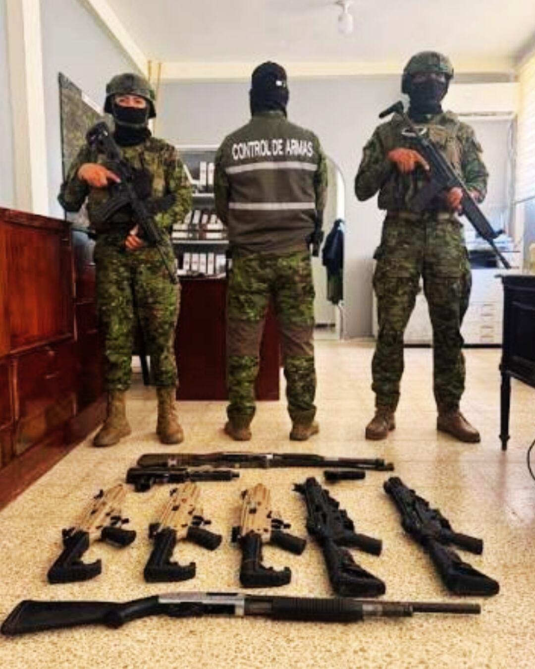 Fuerzas Armadas decomisan armas y explosivos en provincias con estado de excepción